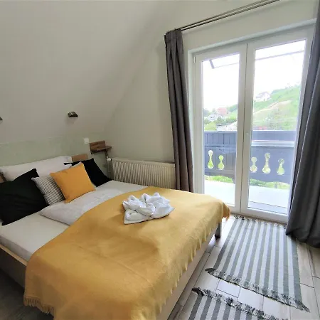 Szoemoerce Vendeghaz *